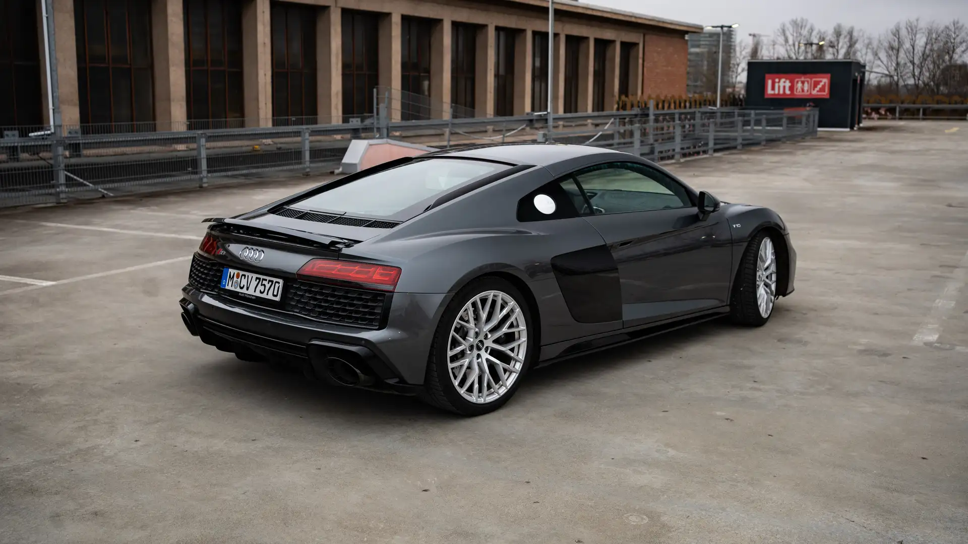 Unser Audi R8 in der seitlichen Heckansicht.